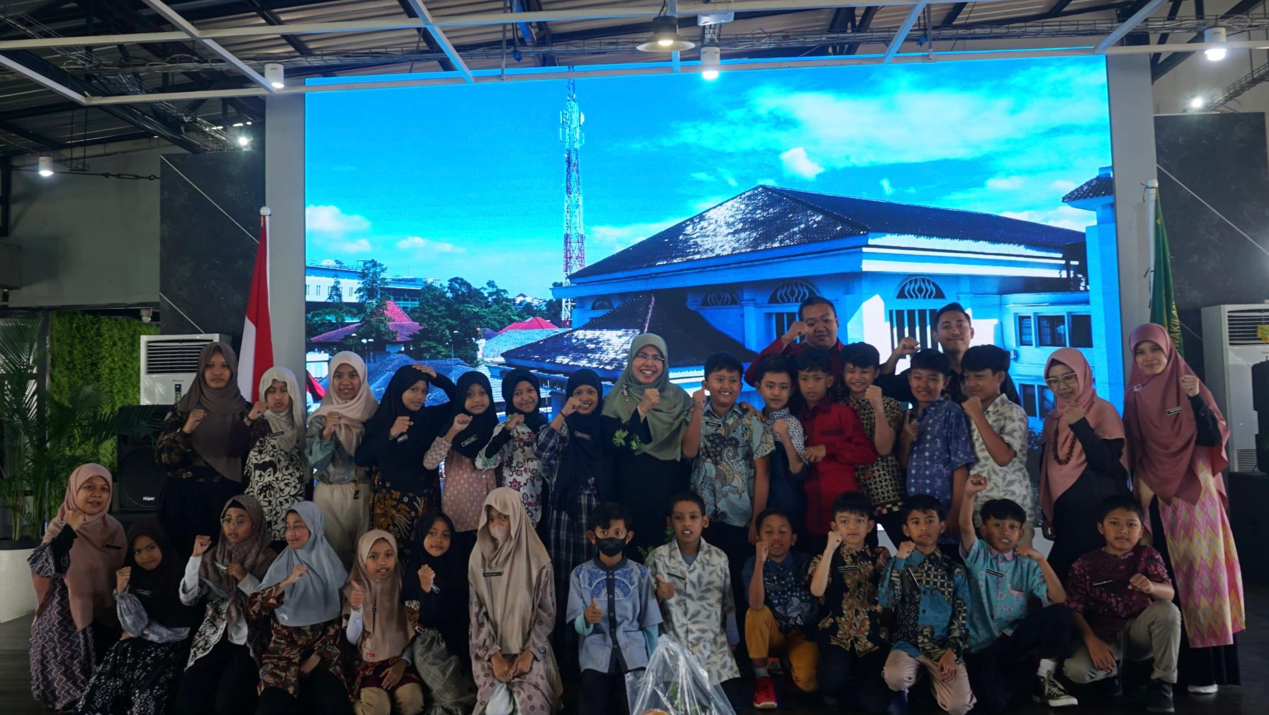 Ummi Siti Muntamah Sambut SD Zaidan Educare dalam Petualangan Edukatif ke Gedung DPRD