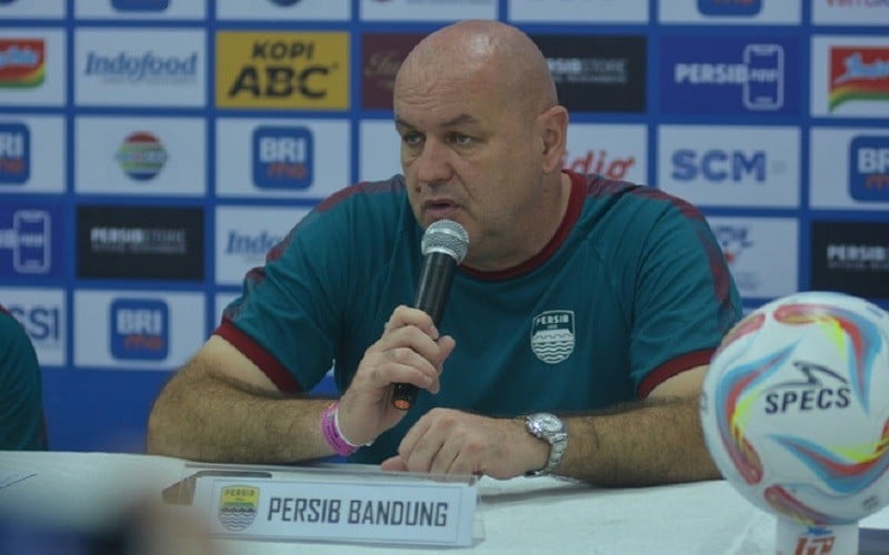 Lepas Penat, Bojan Hodak Pilih Pantai Kroasia untuk Liburan Keluarga