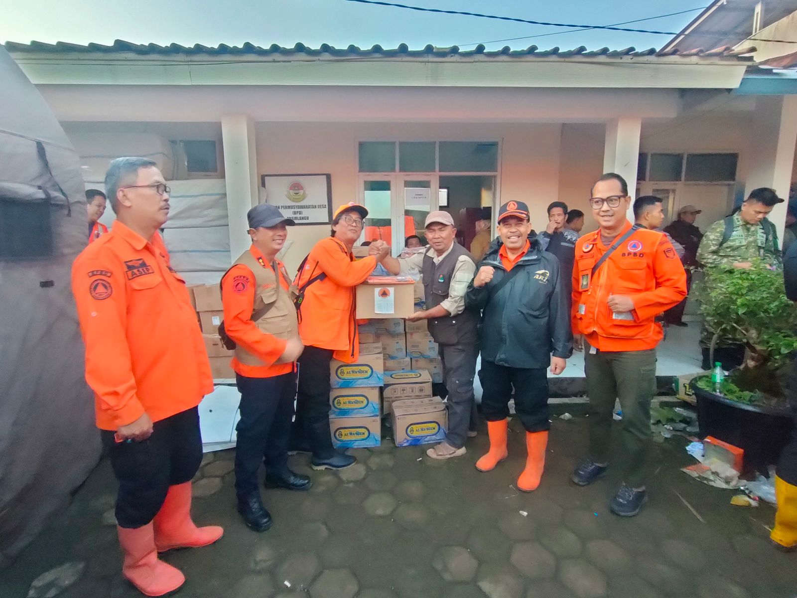 BPBD Kota Bandung Kirim Bantuan Darurat ke Lokasi Longsor Cisarua Lembang