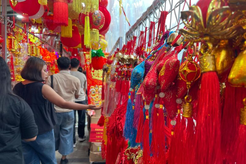 Glodok Ramai Jelang Imlek, Pedagang Musiman Raup Untung Besar