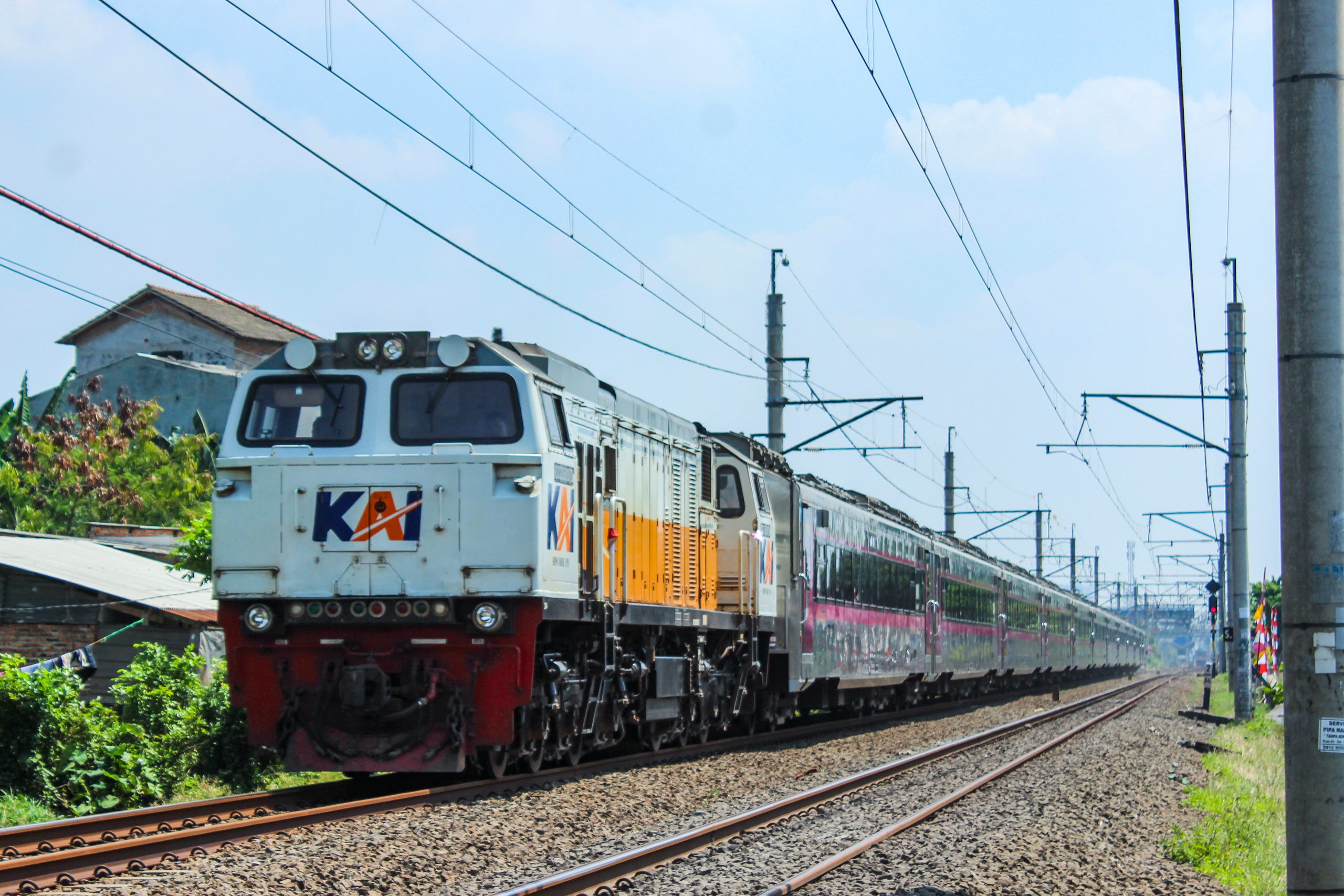 Asik Berswafoto, Tiga Pelajar Tewas Tertemper KA Argo Merbabu di Batang