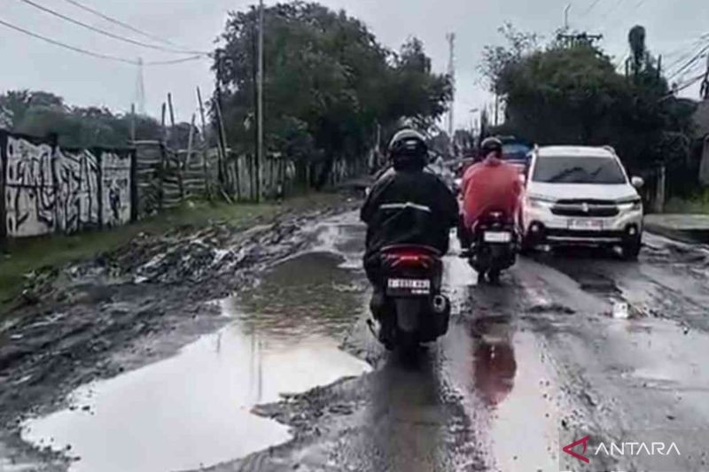 Pemkab Bekasi Minta Pemprov Jabar Perbaiki Jalan Ma’mun Nawawi yang Rusak Parah