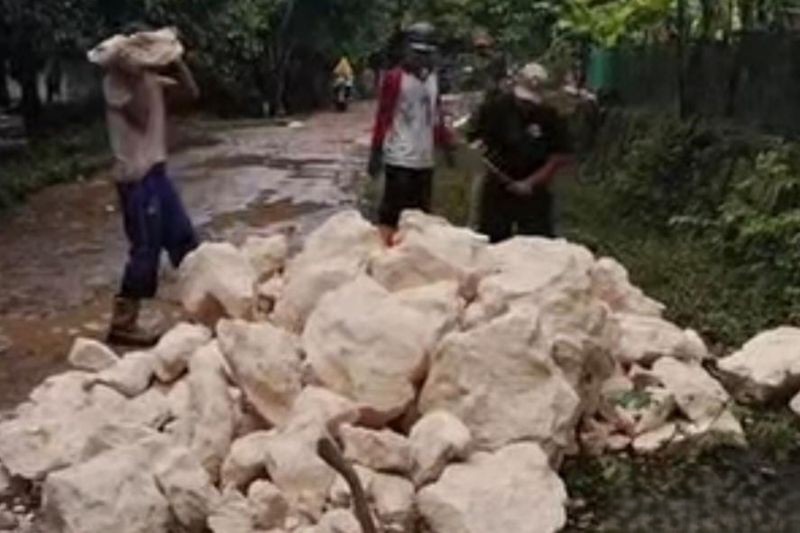 Warga Pantai Bahagia Swadaya Perbaiki Jalan Rusak