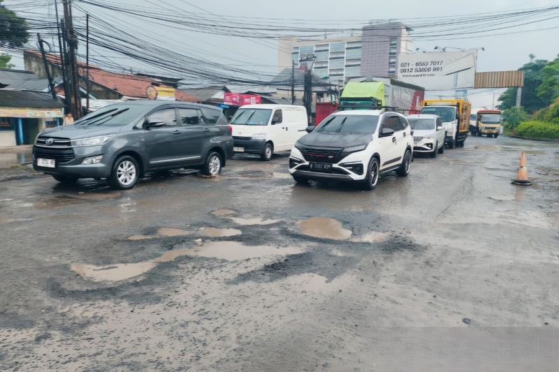 Jalan KH Ma’mun Nawawi Rusak Parah, Warga Bekasi Mendesak Pemprov Jabar Bertindak