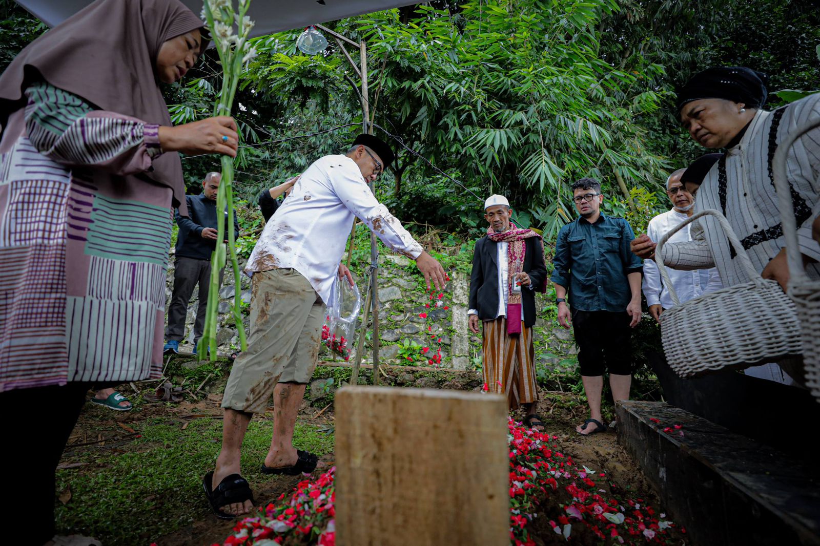Ibunda Tercinta Wafat, Farhan: “Beliau yang Melahirkan Kami, Jasa Tak Akan Pernah Terbalas”