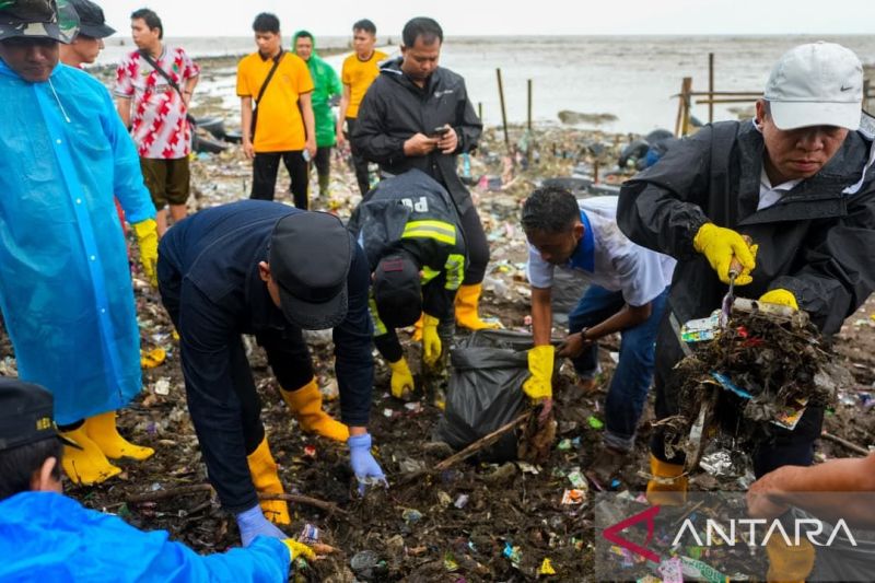 Bupati Karawang Hujan-Hujanan Pimpin Aksi Bersih-bersih Pantai Tangkolak