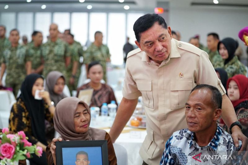 Menhan Sjafrie Sjamsoeddin Beri Semangat Keluarga Prajurit Marinir Korban Longsor di Cisarua, KBB