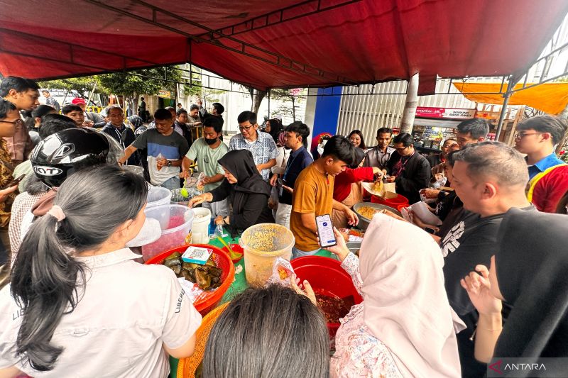 Hari Pertama Puasa, War Takjil Langsung Menyerang Jalan Sabang