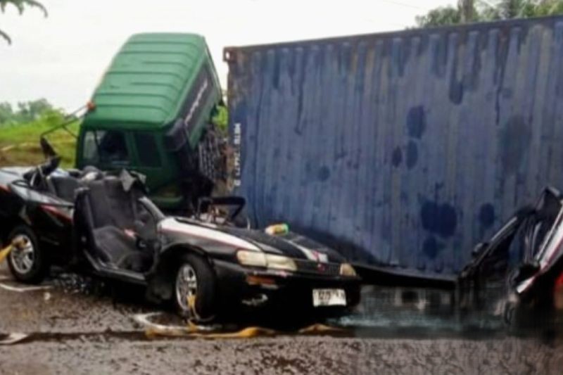 Truk Kontainer Terguling di Jalan Menurun, Sedan Ringsek dan Tiga Korban Meninggal
