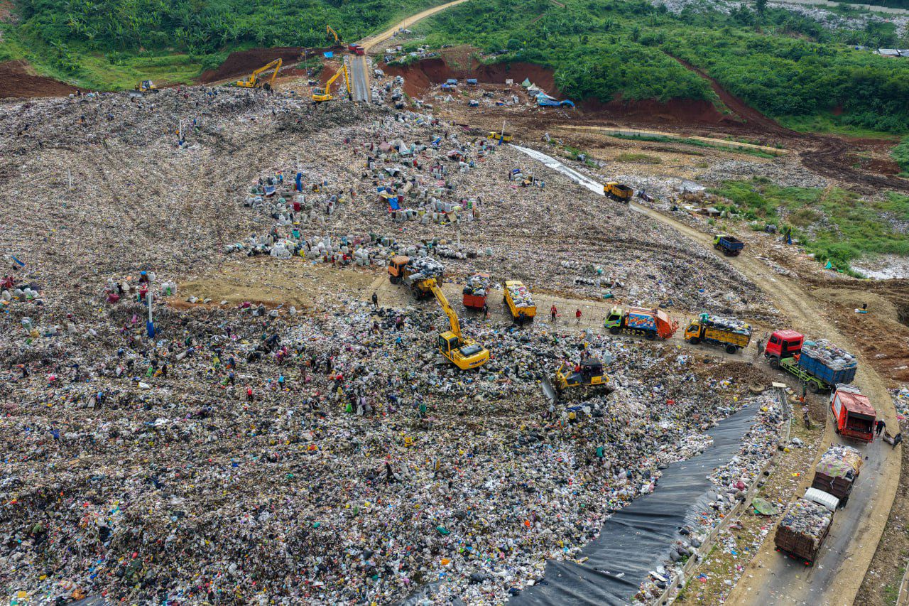 Pemkot Bandung Kendalikan Pengiriman Sampah ke TPA Sarimukti, Rata-rata 979 Ton per Hari