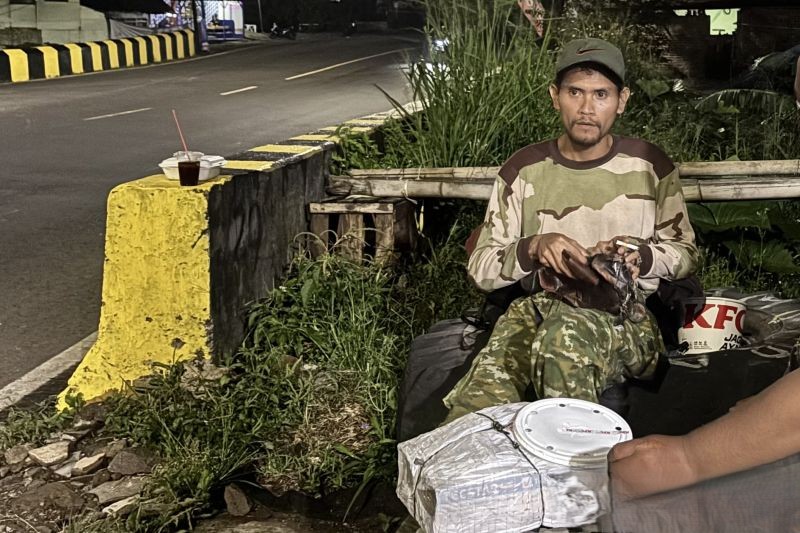 Bawa Cilok dan Sirup, Asep Nekat Pulang Kampung Jalan Kaki Bandung-Ciamis