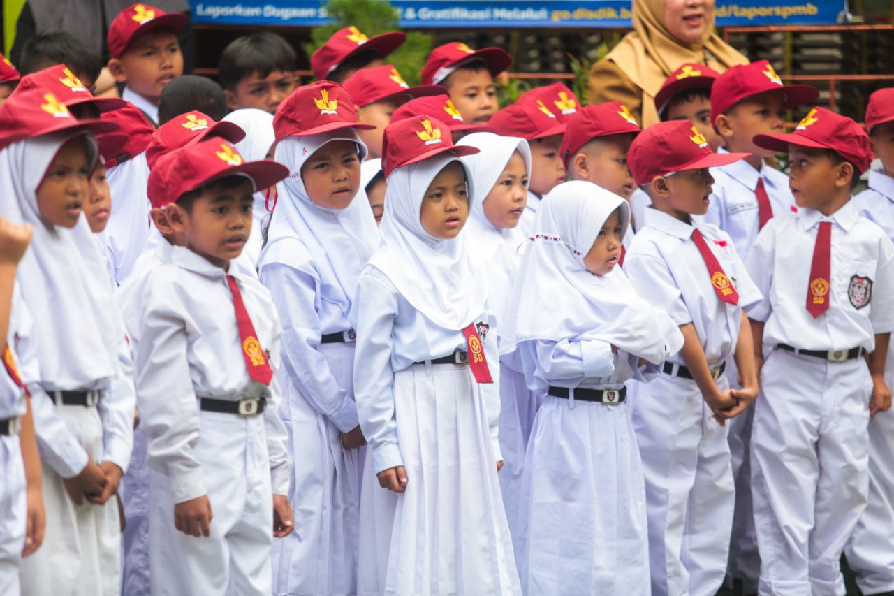 Hari Pertama Sekolah di Bandung, Siswa Disambut Halal Bihalal