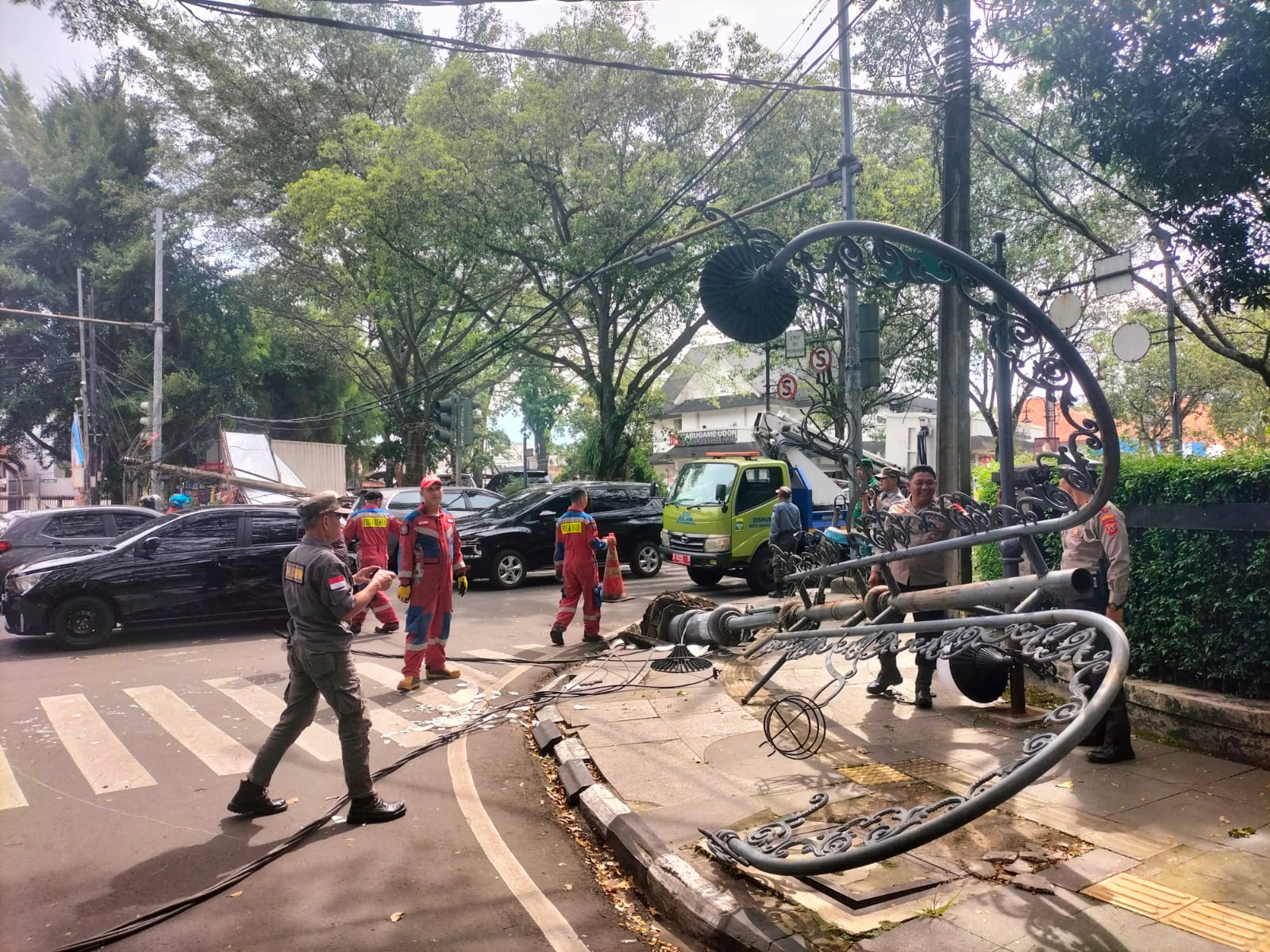 Tiang PJU Roboh di Jalan R.E. Martadinata, Pemkot Bandung Gerak Cepat Memperbaiki