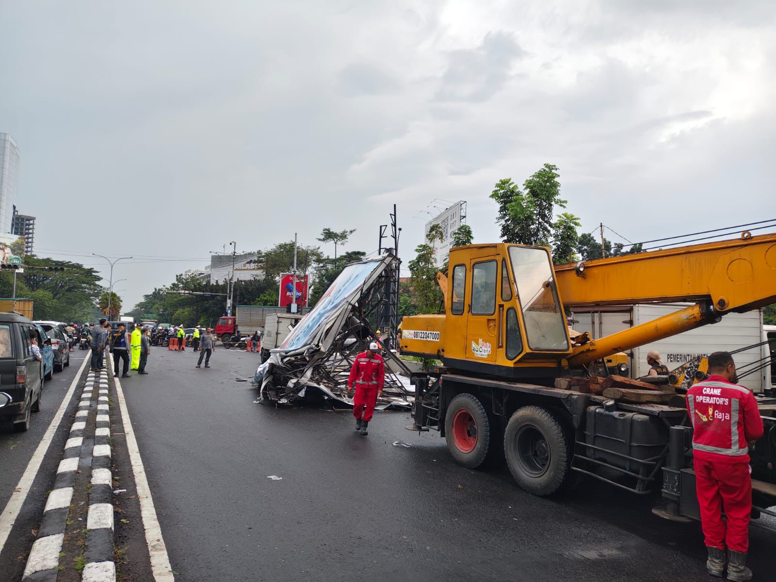 Tiga Reklame Roboh di Buahbatu, Empat Mobil Jadi Korban