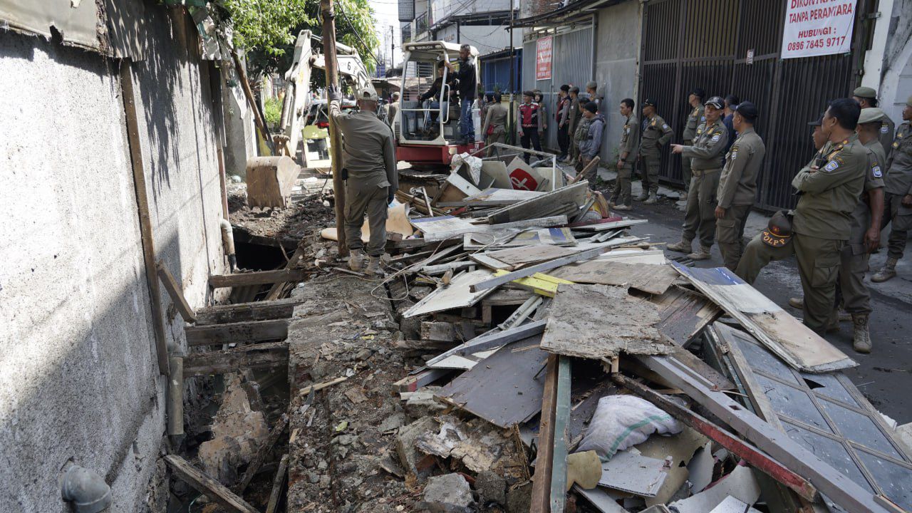 Satpol PP Bandung Bongkar Bangunan Liar dan PKL di Babakan Tarogong