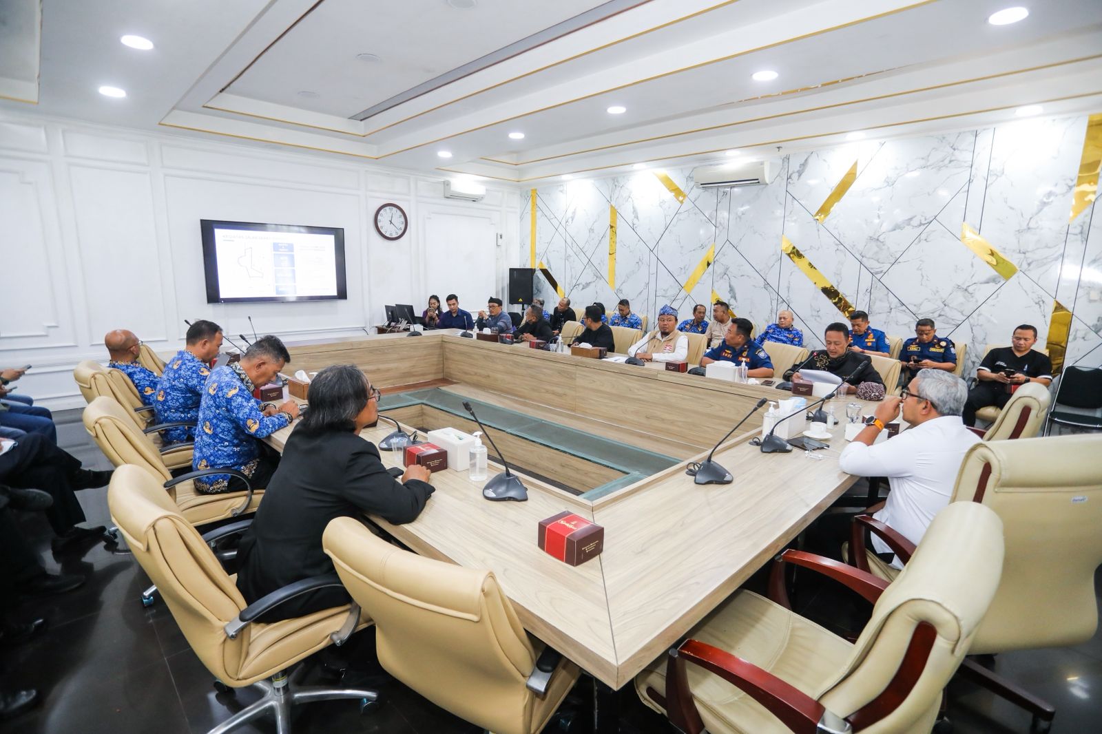 Pemkot Bandung Gelar Peringatan Hari Buruh dengan Pasar Murah dan Bazar UMKM