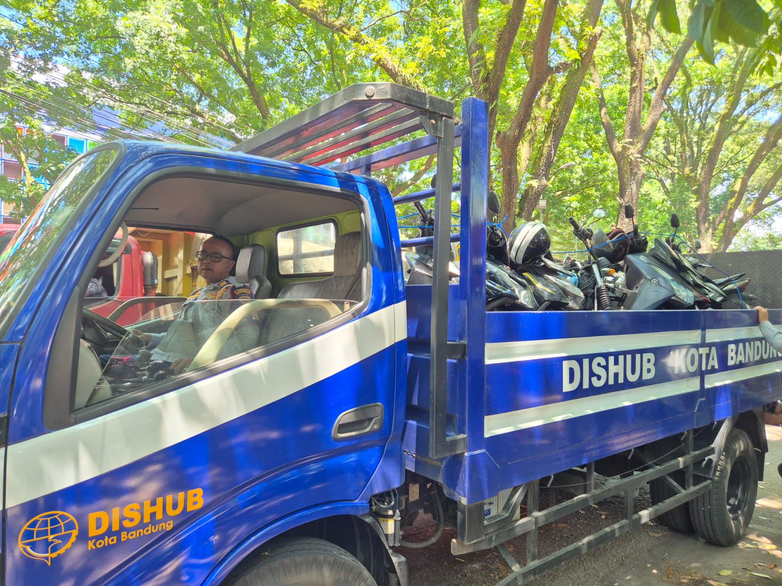 Pemkot Bandung Angkut Kendaraan Parkir Liar, Denda Capai Rp525 Ribu