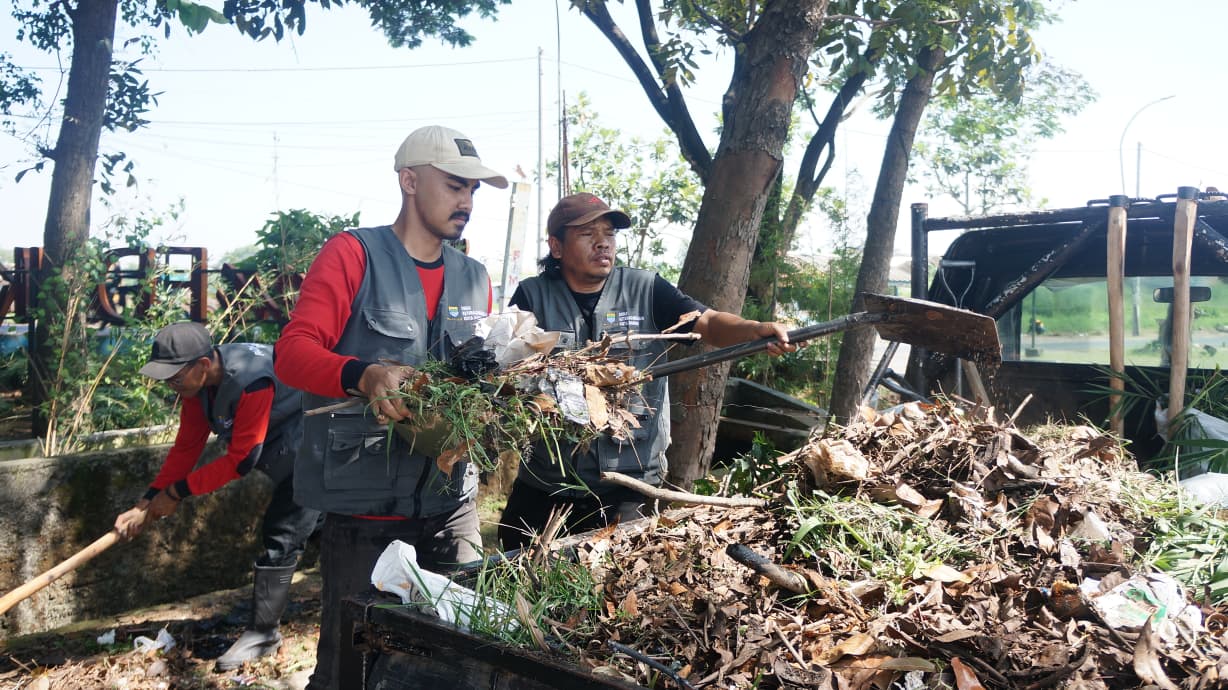 Program Padat Karya di Kota Bandung: Warga Dapat Upah, Lingkungan Jadi Bersih