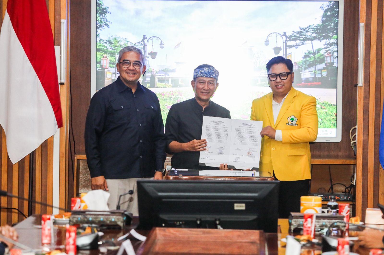 Pemkot Bandung Serahkan Hibah Bankeu Parpol 2026 Senilai Rp13,7 Miliar