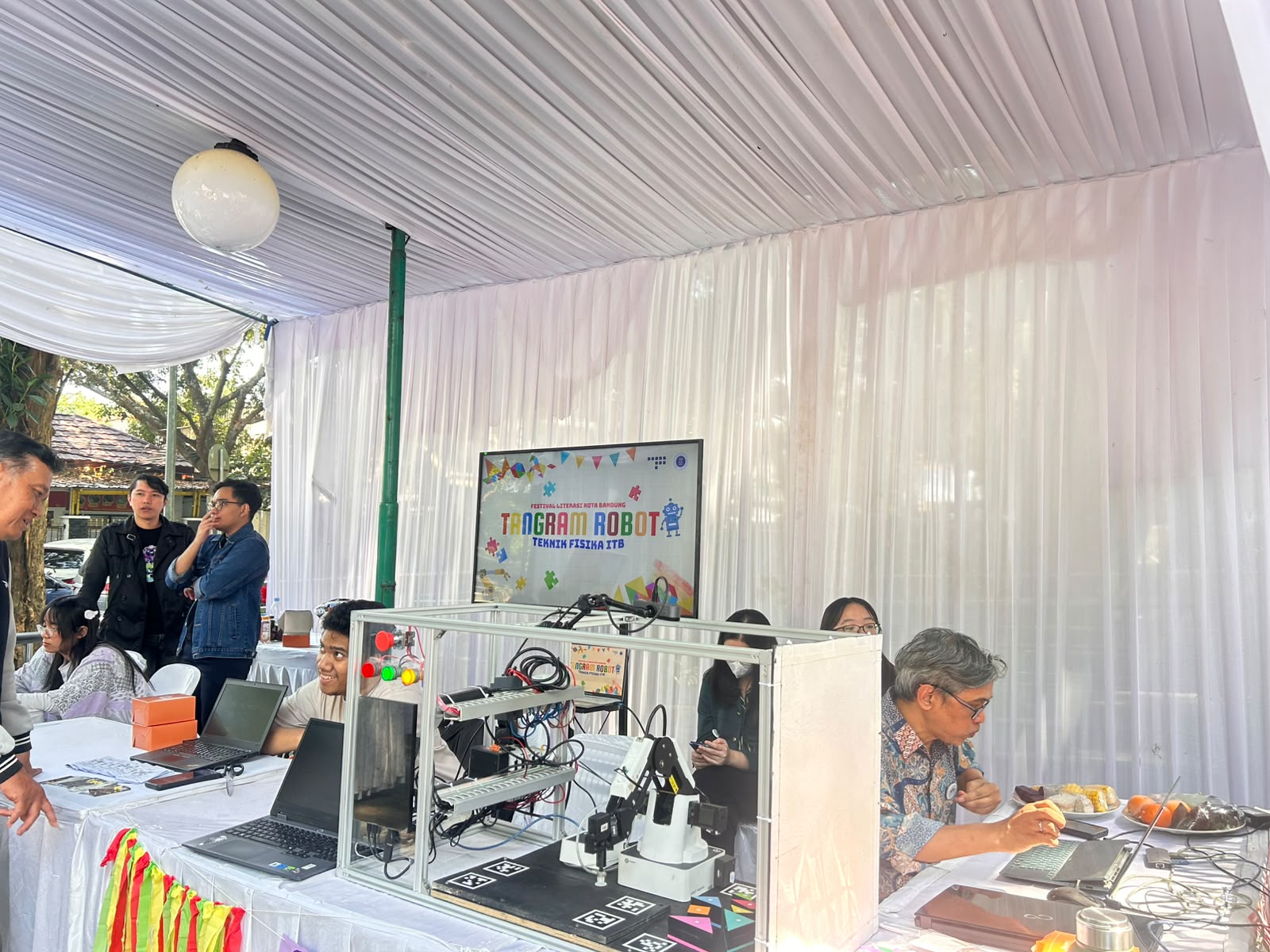 Tangram Robot Buatan Mahasiswa ITB Jadi Primadona Festival Literasi Bandung