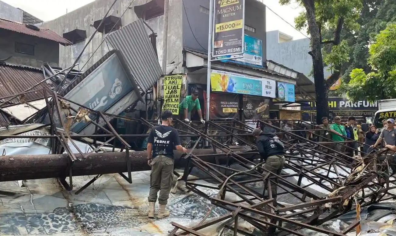 Baliho Raksasa Roboh Timpa Warung hingga Bengkel di Jalan Buahbatu Bandung, 4 Orang Terluka dan Sempat Terjebak