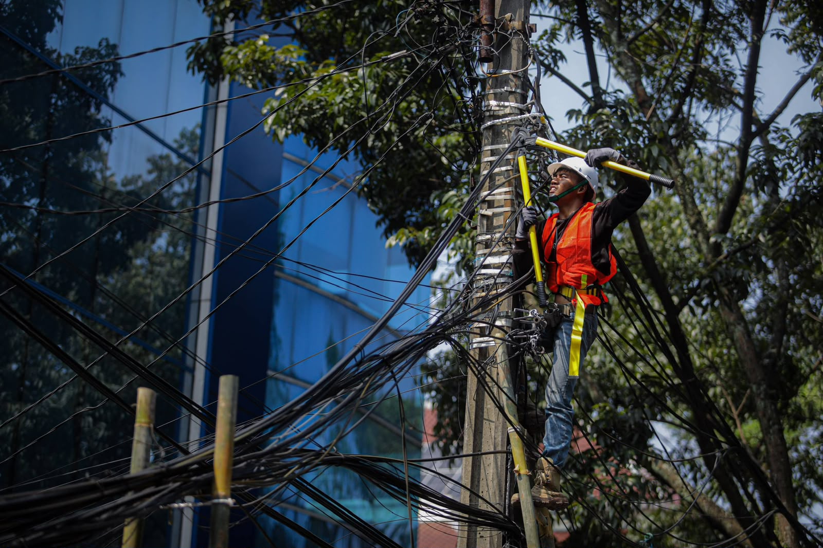 Penataan Kabel Udara Bandung Dikebut, 22 Ruas Jalan Lagi Jadi Target, Ini Jadwal Selanjutnya