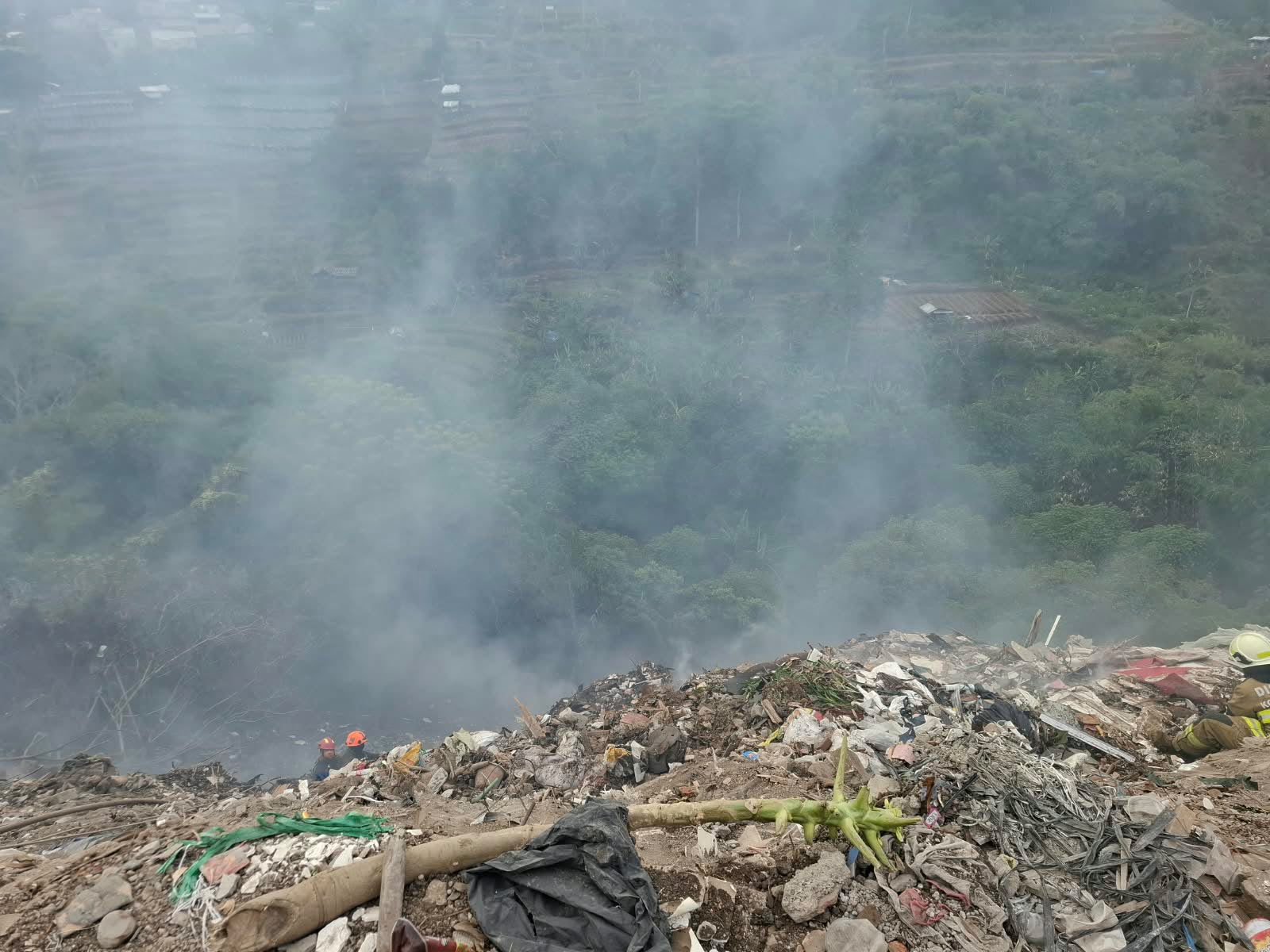 Lahan Terbakar di Ciumbuleuit Diduga Jadi Tempat Pembuangan Sampah Ilegal, Pemkot Bandung Bertindak